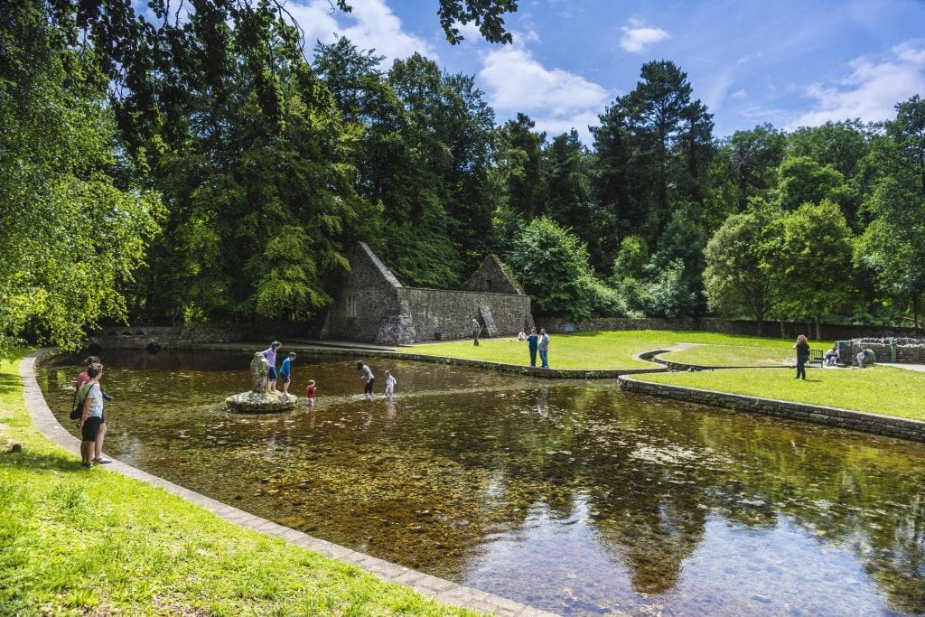 Der St. Patrick's Brunnen ist ein großartiger Ort, um sich zu entspannen und ein Picknick zu genießen